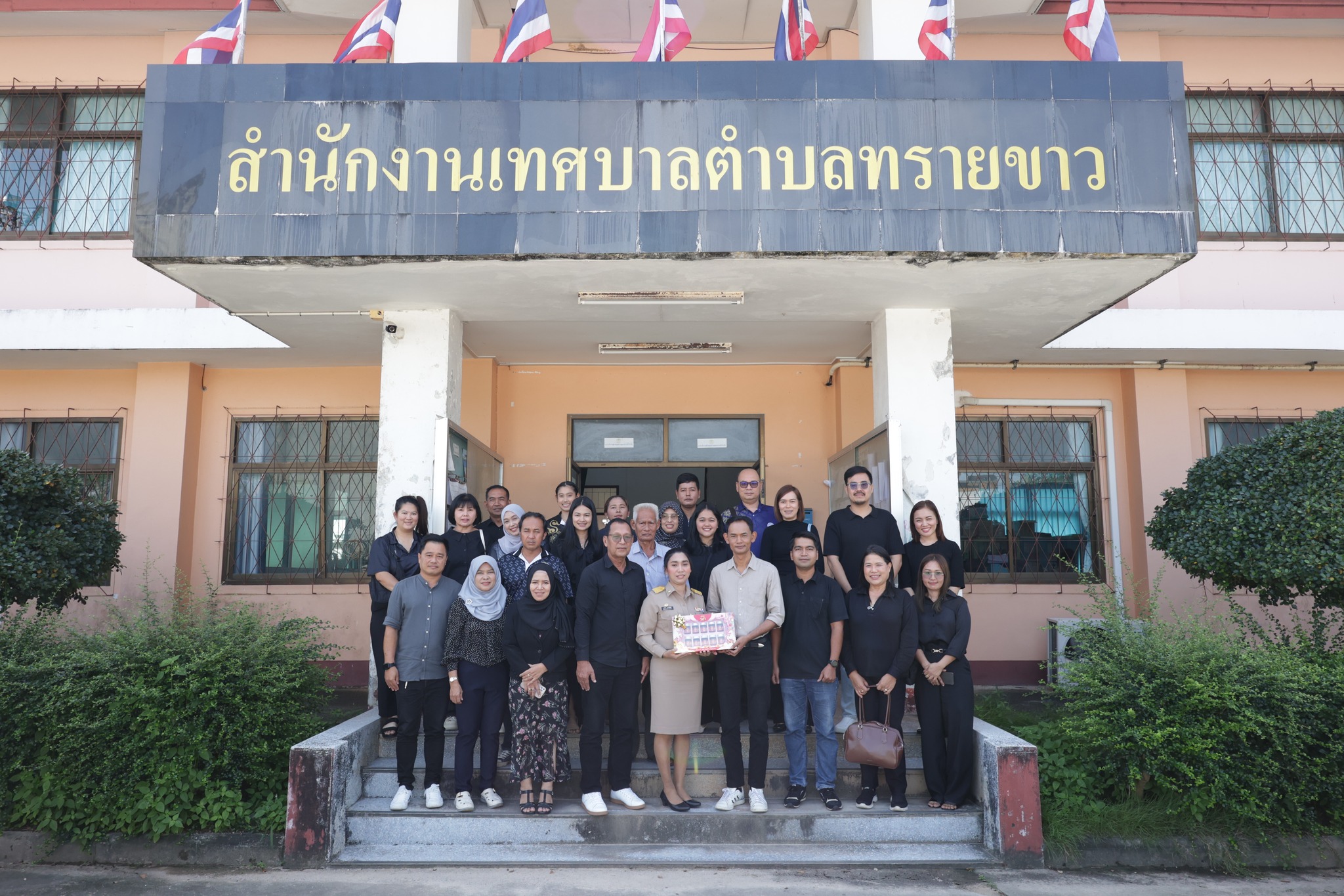 ร่วมต้อนรับ นางสาวมนสิชา มากละเอียด ตำแหน่ง นักวิเคราะห์นโยบายและแผน องค์การบริหารส่วนตำบลบางไทร อำเภอตะกั่วป่า จังหวัดพังงา และคณะที่เดินทางมาร่วมแสดงความยินดีกับการโอนย้ายตำแหน่ง ของ นางสาวมนสิชา มากละเอียด ตำแหน่ง นักวิเคราะห์นโยบายและแผน สังกัดสำนักปลัดเทศบาลตำบลทรายขาว
