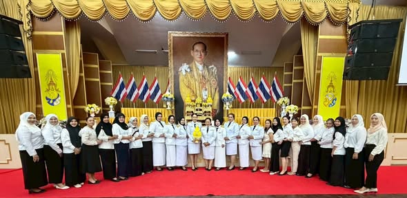 ร่วมพิธีวางพานพุ่มดอกไม้ถวายราชสักการะ เนื่องในวันคล้ายวันพระราชสมภพ พระบาทสมเด็จพระบรมชนกาธิเบศร มหาภูมิพลอดุลยเดชมหาราช บรมนาถบพิตร วันชาติและวันพ่อแห่งชาติ เพื่อน้อมรำลึกในพระมหากรุณาธิคุณและเป็นการแสดงถึงความจงรักภักดีแด่พระองค์ท่าน ณ หอประชุมโรงเรียนกาญจนาภิเษกวิทยาลัย กระบี่  อำเภอคลองท่อม  จังหวัดกระบี่