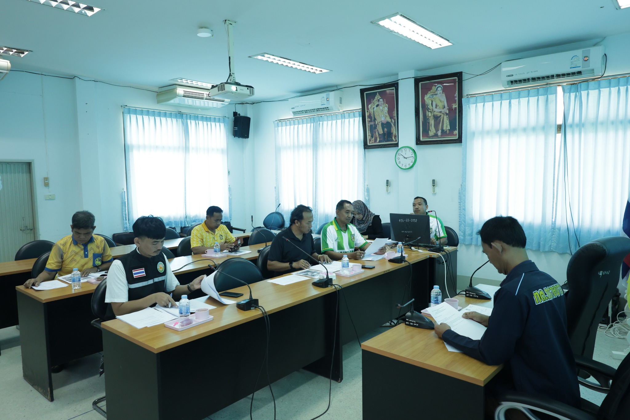 เทศบาลตำบลทรายขาว ภายใต้การนำของ นายสมรัก ทองรัตน์ นายกเทศมนตรีตำบลทรายขาว ประชุมคณะกรรมการช่วยเหลือประชาชนเทศบาลตำบลทรายขาว ครั้งที่ 6/2569 โดยมีคณะกรรมการผู้เข้าร่วมประชุม หัวหน้าสำนักปลัด ผอ.กองช่าง ผู้แทนประชาคม และสมาชิกสภาเทศบาล